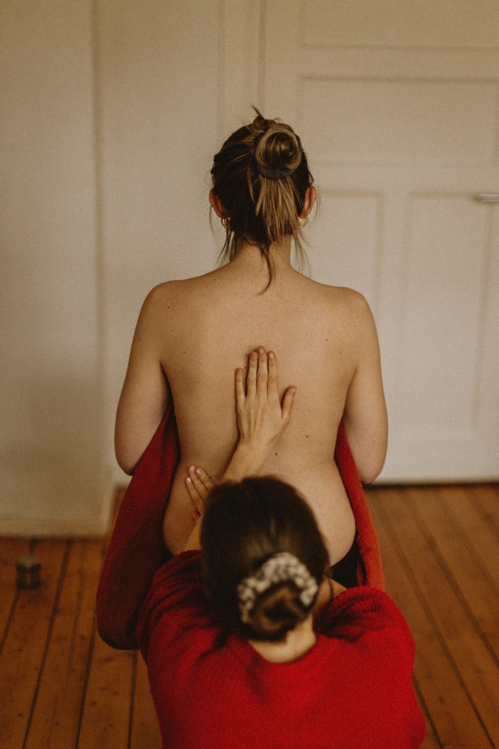 Rückenmassage im Wochenbett