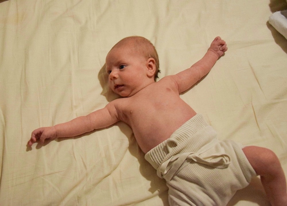 Baby mit Stoffwindel